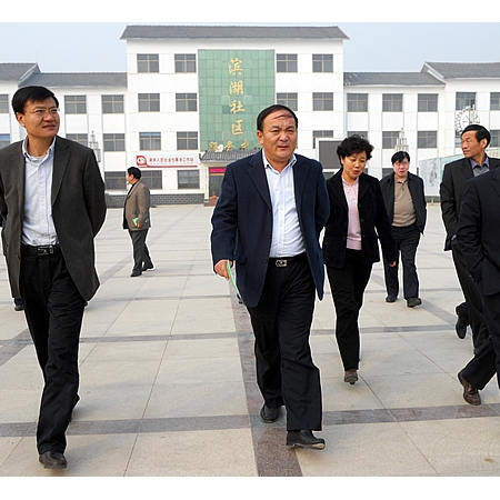 山東省省國土資源廳總規(guī)劃師劉繼寶對汶上縣土地綜合整治項(xiàng)目進(jìn)行現(xiàn)場踏勘