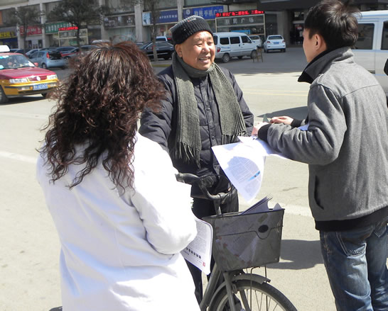 汶上縣在聯(lián)潤廣場開展世界防治結(jié)核病日主題宣傳和春季健康知識宣傳活動