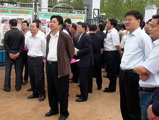 山東省供銷(xiāo)社推進(jìn)大田作物生產(chǎn)服務(wù)創(chuàng)新現(xiàn)場(chǎng)會(huì)在汶上縣召開(kāi)