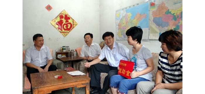 孫琪、李臣興到苑莊鎮(zhèn)、汶上鎮(zhèn)慰問汶上縣2012年考上大學(xué)的困難學(xué)子