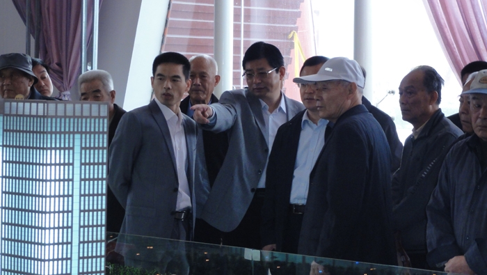 汶上縣離退休老干部考察團(tuán)到萬(wàn)隆國(guó)際商城考察