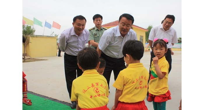汶上縣委書記縣人大常委會(huì)主任趙東升到楊店鎮(zhèn)、軍屯鄉(xiāng)中心幼兒園慰問(wèn)