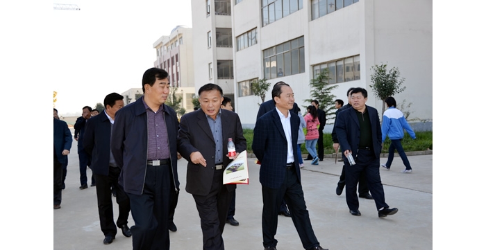 胡新符、楊安娜、崔修連、王允國對汶上縣教育設(shè)施提升工程實施情況進行視察