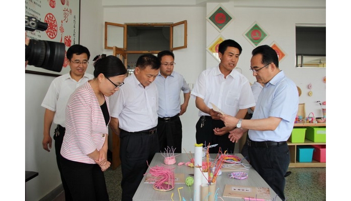 縣委副書記、縣長王宏偉“六一”兒童節(jié)到實驗小學慰問
