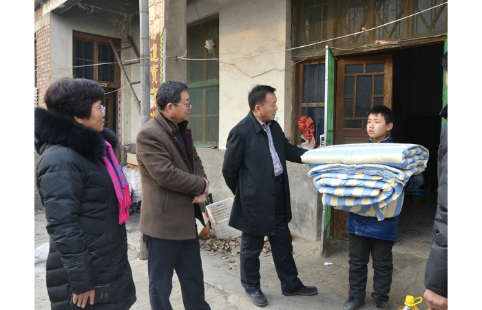 縣教體局李成偉局長帶隊慰問精準扶貧包駐村困難群眾