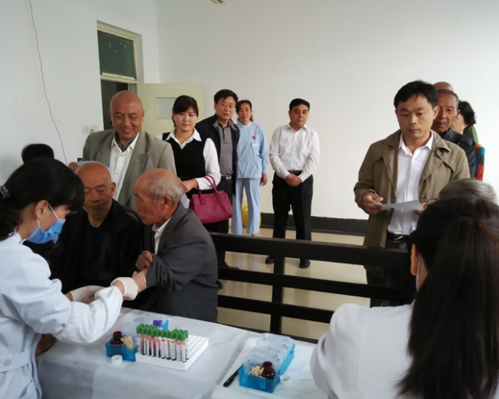 縣總工會(huì)開(kāi)展“情暖五月，愛(ài)心獻(xiàn)勞?！苯】挡轶w活動(dòng)
