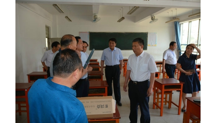 縣委副書(shū)記、縣長(zhǎng)李洪文視察2018年高考考前準(zhǔn)備工作