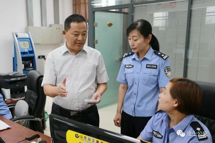 汶上縣人民政府 政務(wù)要聞 副縣長、公安局長許文祥到縣為民服務(wù)中心公安局窗口督導(dǎo)“放 ...