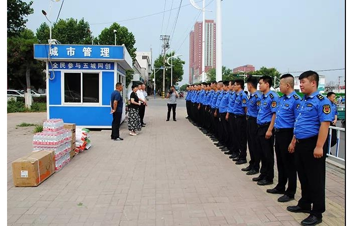 汶上縣人民政府 政務(wù)要聞 李志紅到城管執(zhí)法點(diǎn)、消防隊(duì)慰問堅(jiān)守高溫一線的職工
