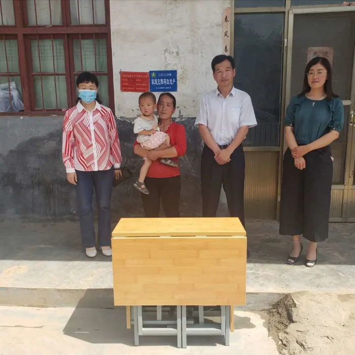 溫情幫扶，點亮夢想——縣發(fā)改局開展“圓夢微心愿 點亮新希望”巾幗脫貧公益活動