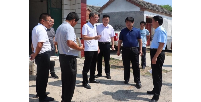 縣政府副縣長布方鋒督導農村改廁后續(xù)管護、城鄉(xiāng)環(huán)衛(wèi)一體化和冬季清潔取暖工作