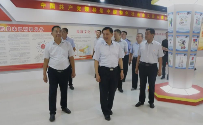 市政府副市長、市公安局局長李海洋一行到次邱鎮(zhèn)檢查驗收“七五”普法工作